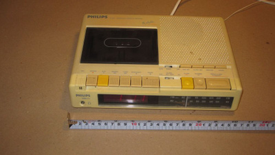 Vanha kelloradio(PHILIPS) varaosiksi.