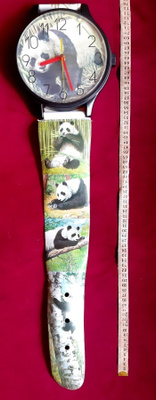 Seinäkello rannekello .Aihe Panda hieno