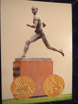Paavo Nurmi ja Pariisin 1924 kultamitali. Postikortti.