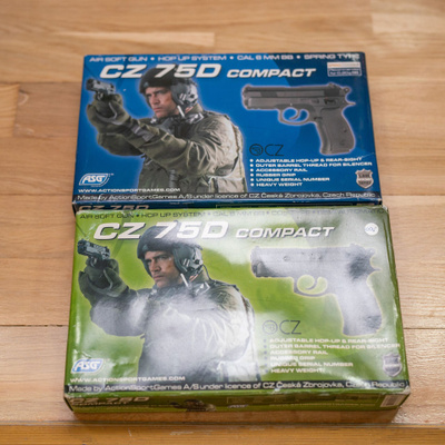 Kaksi CZ75B Compact -pistoolia