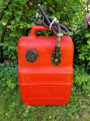 QuickSilver Gasoline gallona hieno kunto