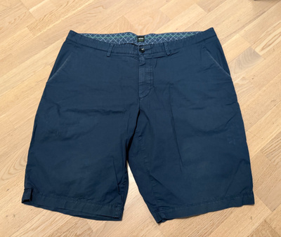 Hugo Boss green shortsit 54