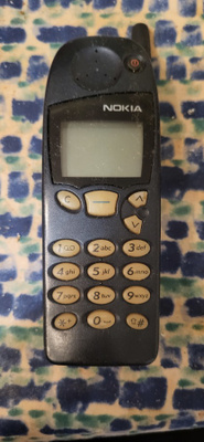Musta sinertävä Nokia 5110 matkapuhelin