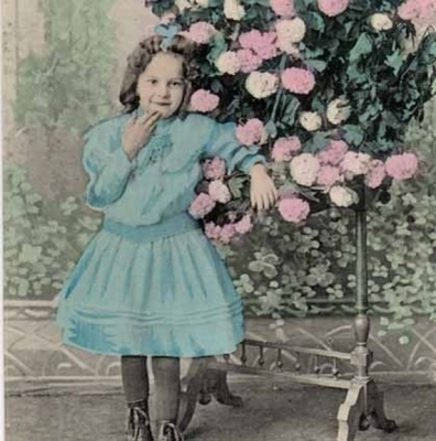 LAPSI / Pikku mademoiselle ja kaunis ruusupuu. 1900-l.