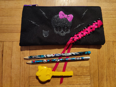 Monster high penaali, kynät ja harja
