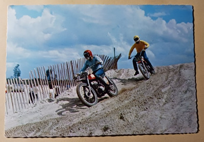 Motocross, kaksi henkilöä vauhdissa, p. 1990