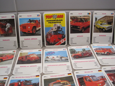 KANSAINVÄLISIÄ PALOAUTOJA PELIKORTIT, FENNO-PAPERI ASS