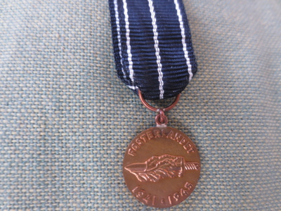 Ruotsin kielinen Jatkosodan pienoiskunnia merkki