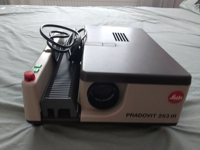 Leitz Pradovit 253 IR diaprojektori