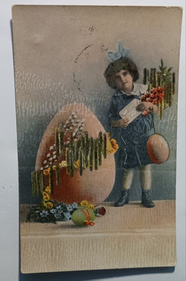 Lapsi ja monenkokoisia Pääsiäismunia, kukkia, p. 1925