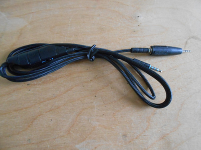 1.5m  Audio kaapeli/johto + adapteri 3,5-2,5mm.