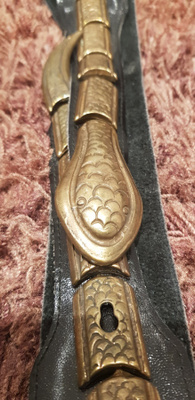 Musta-kulta Vintage Käärmesolki -vyö / Koruvyö / Nahkavyö