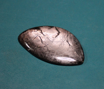 Ylijärvi Ylämaa hypersteeni 58.50 ct Suomi pyörtöhiottu 45mm