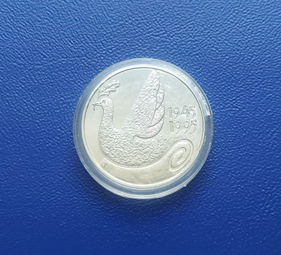 100 mk hopea juhlaraha YK 50 vuotta - 1995