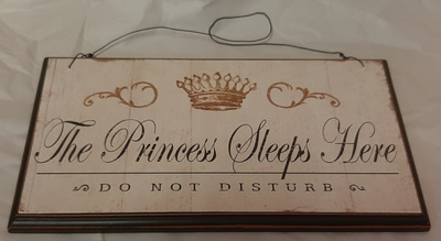 Pieni kyltti Princess sleeps here