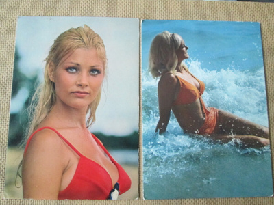 kaksi pin-up postikorttia