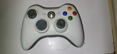 Valkoisenvärinen Xbox 360 wireless controller