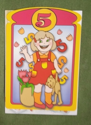 no 1 - 5-vuotias tyttö vilkuttaaa