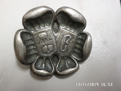Vanha Naisopisto   luokkamerkki  1922-24 1926  Hopeaa isohko