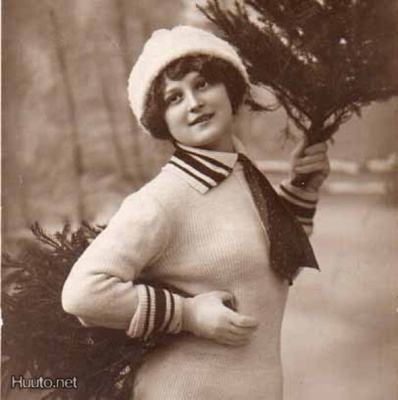 NAINEN / Tyttö neuleessa ja pienet joulukuuset. 1910-l.