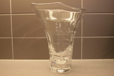 Erikoinen vanha lasimaljakko, korkeus 20 cm