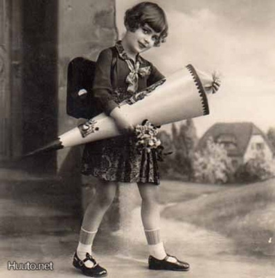KOULU / Hymyilevä koulutyttö ja suuri tuutti. 1920-l.