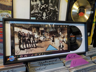 BON JOVI - S/T LP + KOKO BÄNDIN NIMMARIT KEHYKSISSÄ!
