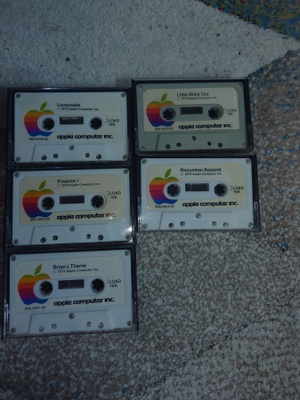 apple (2?) kasetit, mm. lemonade, little brick out, finance