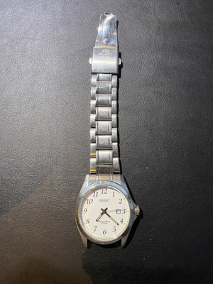 Orient quartz rannekello 100M päivyrillä (ranneke rikki)