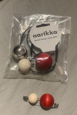 Aarikan Olos ja Tellus (rintakoru ja kaulakoru)