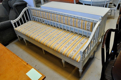 Kustavilainen puusohva laverisänky