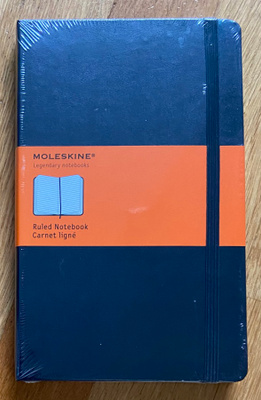 Musta kovakantinen Moleskine muistikirja