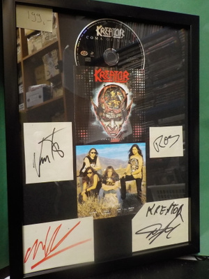 KREATOR TAULU KOKO BÄNDIN NIMMAREILLA (W)