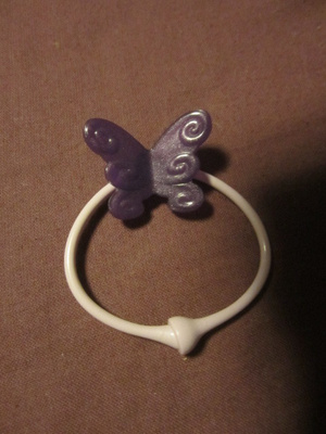 Rannekoru jossa perhonen