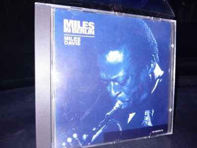 CD . Miles Davis : Miles in Berlin  ( SIS POSTIKULU )