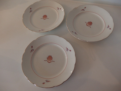 2 kpl Arabia Näkki -lautasia , halk. 19,5 cm. Piippuleima
