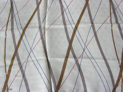 Asustekangas,beige-ruskea sävyinen. Pit. 130 cm, lev. 150 cm