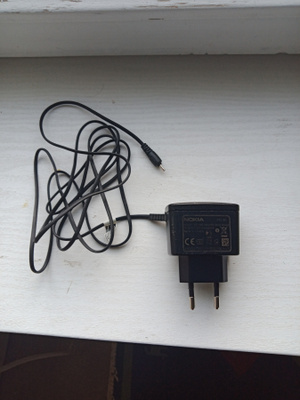 Nokia AC-3E vanha laturi, 2mm pieni plug.