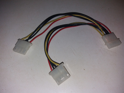 Virtakaapeli Molex uros - 2x Molex naaras