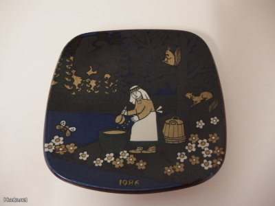 Arabia Kalevala vuosilautanen 1986 , design Raija Uosikkinen