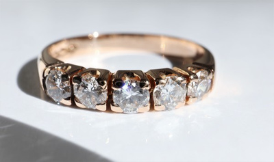 Näyttävä Timanttisormus. 5X  0.11Ct  18 karaatin.