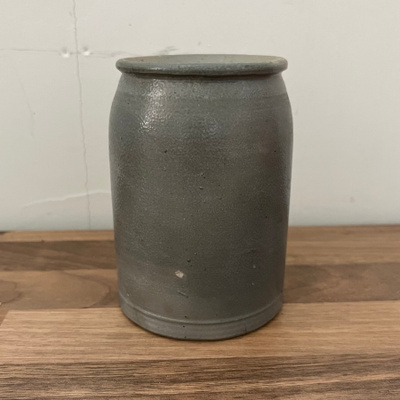 Vanha keraaminen ruukku