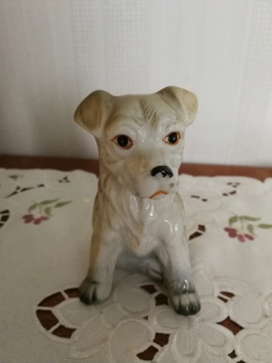 Istuva koira figuuri