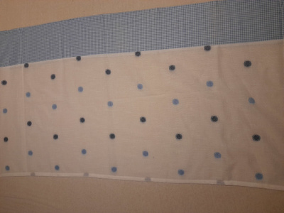 Vaalealla pohjalla sinisiä palloja kappa 50x244cm