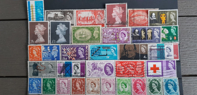 ENGLANTI n 1950-60 luku LEIMATTUJA postimerkkejä 33 kpl