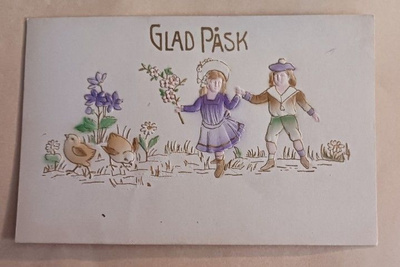 Lapset kukkien kanssa ja tiput toivottavat Pääsiäistä, k-k