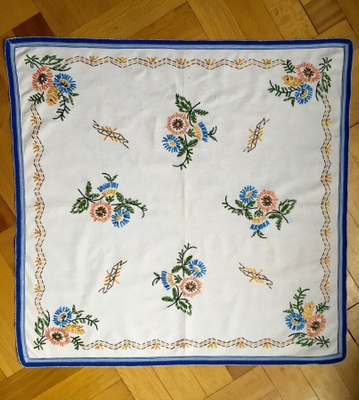 Puuvilla PÖYTÄLIINA kaunis KÄSIN KIRJAILTU LIINA 73x74cm
