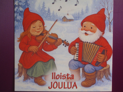 Joulupukki soittaa haitaria, tonttutyttö viulua