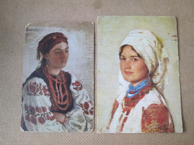 kaksi vintage taidekorttia - perinneasuja