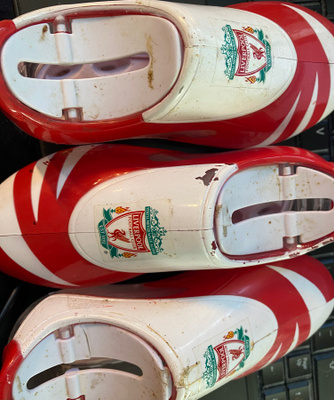 Liverpool -fanituote, kolme paria muovikenkiä + pillit
